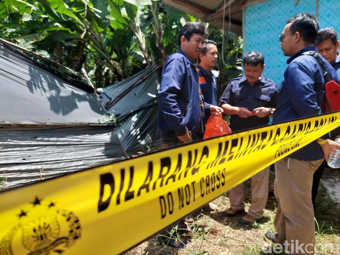 Polisi saat melakukan olah TKP di lokasi penemuan mayat di Cimahi