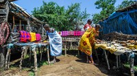 Suku Maasai tidak pernah tinggal di rumah yang sama seumur hidupnya. Oleh karena itu mereka dapat disebut semi nomaden, yaitu memiliki rumah namun hanya untuk sementara.