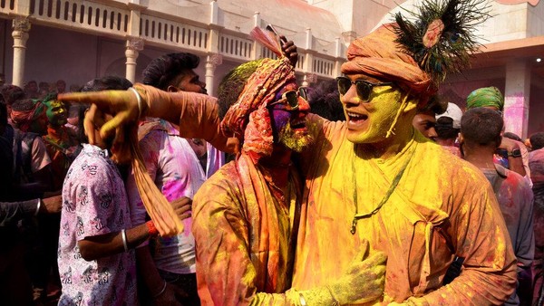Tradisi Holi bervariasi di seluruh India. Di sebagian besar, hari libur akan dirayakan pada hari Rabu, mengubah jalan dan jalur menjadi taman bermain dengan orang-orang dari semua agama bergabung dalam perayaan tersebut. Mereka juga termasuk balon air dan pistol semprot. AP/Deepanshu Aggarwal  Tradisi Holi bervariasi di seluruh India. Di sebagian besar, hari libur akan dirayakan pada hari Rabu, mengubah jalan dan jalur menjadi taman bermain dengan orang-orang dari semua agama bergabung dalam perayaan tersebut. Mereka juga termasuk balon air dan pistol semprot. AP/Deepanshu Aggarwal Â