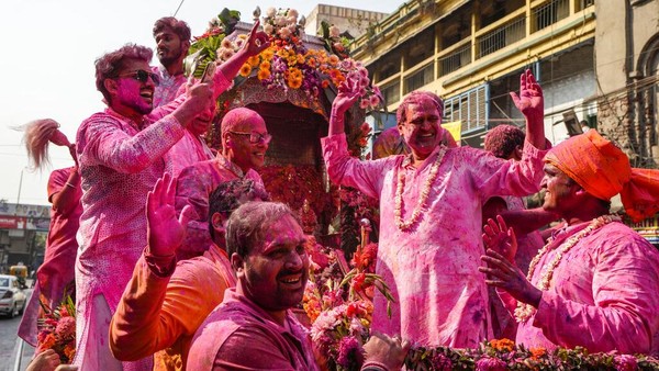 Setelah dua tahun pesta pora mereda karena COVID-19, perayaan Holi yang dimulai minggu lalu menciptakan kembali legenda dewa Hindu Krishna yang menyemprot permaisuri Radha dan teman-temannya dengan warna merah, kuning, hijau, dan kunyit. AP/Bikas Das  