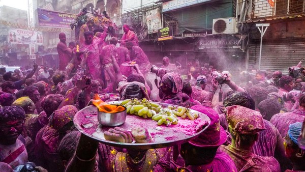 Holi merupakan perayaan adat umat Hindu India yang menjadi festival paling dinanti para pelancong mancanegara ketika berkunjung ke India. AP/Bikas Das  