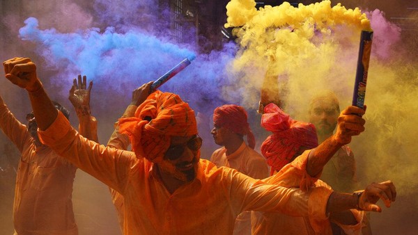 Holi yang menandai datangnya musim semi, dirayakan secara luas di India, Nepal, dan negara-negara lain dengan populasi diaspora anak benua India yang besar. AP/Mahesh Kumar A.