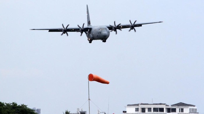 JAKARTA, INDONESIA - MARCH 06: C-130 J Super Hercules aircraft landed at Halim Perdanakusuma Air Force Base in Jakarta, Indonesia on March 6, 2023. The Indonesian Air Force will receive a total of five Super Hercules tactical airlifts on order from the Indonesian government to the US defense industry giant Lockheed Martin. (Photo by Eko Siswono Toyudho/Anadolu Agency via Getty Images)