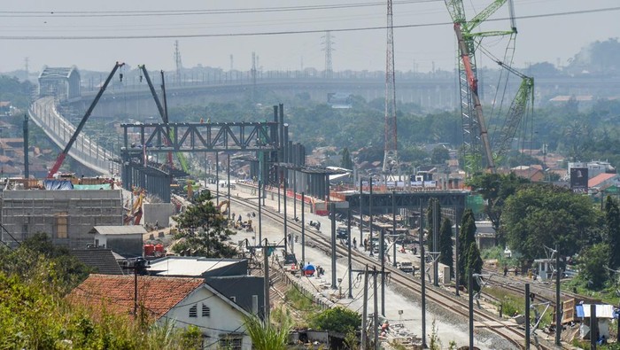 Potret Proyek Kereta Cepat Jakarta-Bandung yang Beroperasi Juli 2023 Warga menyeberangi rel di dekat terowongan Kereta Cepat Jakarta-Bandung (KCJB) yang telah rampung di Padalarang, Kabupaten Bandung Barat, Jawa Barat, Selasa (7/3/2023). Menteri Perhubungan Budi Karya Sumadi menyatakan, progres pembangunan KCJB hingga awal Februari 2023 telah mencapai 84 persen dan ditargetkan akan dioperasikan pada Juli 2023 mendatang. ANTARA FOTO/Raisan Al Farisi/YU