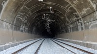 Suasana terowongan Kereta Cepat Jakarta-Bandung (KCJB) yang telah rampung di Padalarang, Kabupaten Bandung Barat, Jawa Barat, Selasa (7/3/2023).