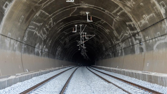 Potret Proyek Kereta Cepat Jakarta-Bandung yang Beroperasi Juli 2023 Warga menyeberangi rel di dekat terowongan Kereta Cepat Jakarta-Bandung (KCJB) yang telah rampung di Padalarang, Kabupaten Bandung Barat, Jawa Barat, Selasa (7/3/2023). Menteri Perhubungan Budi Karya Sumadi menyatakan, progres pembangunan KCJB hingga awal Februari 2023 telah mencapai 84 persen dan ditargetkan akan dioperasikan pada Juli 2023 mendatang. ANTARA FOTO/Raisan Al Farisi/YU
