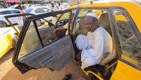 Taksi kuning ibu kota Sudan, diperkenalkan di ibu kota Sudan di bawah pemerintahan Inggris pada tahun 1937 dan terakhir diperbarui sebagai armada pada tahun 1978, menunjukkan tanda-tanda banyak perbaikan, cat mereka terkelupas.  