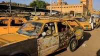 Taksi kuning Khartoum pernah menjadi bagian abadi dari warisan kolonialnya. Tapi sekarang pengemudi mereka yang kebanyakan lanjut usia menunggu pelanggan dengan sia-sia.   