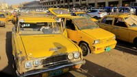 Perjuangan para pengemudi mencerminkan penurunan ekonomi Sudan yang lebih luas, kata mereka, dengan pemerintah tidak mampu membiayai mobil baru karena biaya bahan bakar melonjak.  
