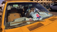 Hadirnya transportasi online membuat taksi kuning yang sempat jaya seakan di ujung tanduk.  