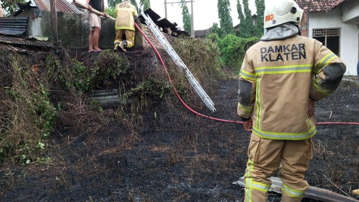 Proses pendinginan gudang mebel di Klaten yang terbakar, Selasa (7/3/2023).