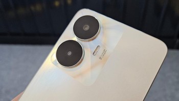 Bicara terkait kebutuhan fotografi, Realme C55 disematkan tiga kamera di belakang, Kamera utamanya 64 MP ditemani lensa black and white 2 MP Untuk kamera depannya 8 MP. Foto: Adi Fida Rahman/detikINET