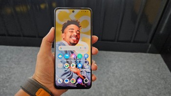 Layarnya berpanel IPS LCD dengan bentangan 6,72 inch dan resolusi Full HD+. Ponsel ini sudah menerapkan refresh rate 90 Hz sehingga memberikan pengalaman smooth saat menggunakan Realme C55, kecerahan maksimum 600 nits bikin tetap jelas dipandang di bawah terik Matahari. Foto: Adi Fida Rahman/detikINET