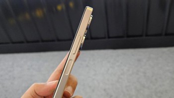 Perangkat ini dilengkapi pemindai sidik jari yang dipasang di samping, dukungan NFC, dual-SIM, 4G, Wi-Fi dual-band, Bluetooth 5.0, GNSS, USB Type-C, dan slot kartu microSD untuk penyimpanan yang dapat diperluas. Foto: Adi Fida Rahman/detikINET