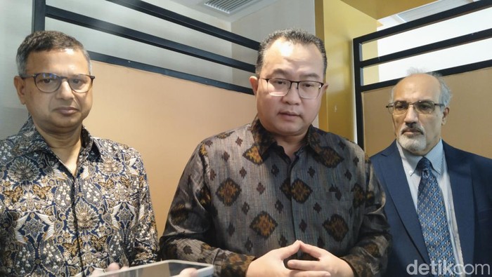 Rektor IPB Arif Satria ditemani perwakilan FAO saat diskusi tentang inovasi pertanian di Bandung.