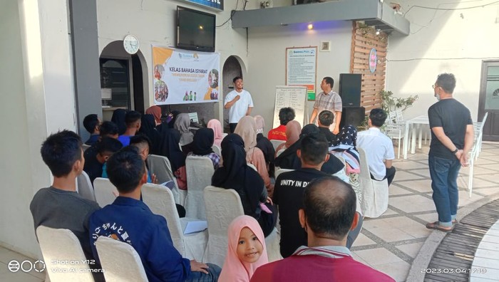 Relawan Srikandi Ganjar Kalimantan Timur (Kaltim) menggelar kegiatan pelatihan bahasa isyarat bersama Komunitas Sukma Sangatta.