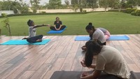 Sekarang, Reyansh telah tinggal di Dubai dan mengajar kelas privat serta mengajar teman di sekolah yang terdiri dari 10-15 siswa per sesi. Menurutnya, ia sangat puas atas pencapaiannya dalam mengajar yoga. (Foto: Guinness World Records)