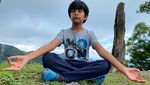 6 Potret Bocah 9 Tahun yang Jadi Instruktur Yoga Termuda di India