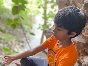 6 Potret Bocah 9 Tahun yang Jadi Instruktur Yoga Termuda di India