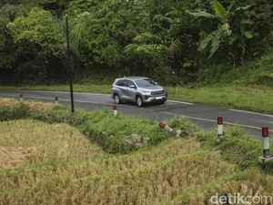 Perhatian yang Baru Beli Kijang Innova Zenix, Begini Cara Pindah Gigi di Tanjakan