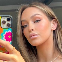 Ia pun mengundang kekaguman dari sesama wanita karena riasan wajah dan rambutnya yang selalu tampil sempurna. Foto: Instagram