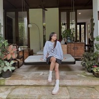 Foto tersebut dibagikan Dita Karang pada Kamis (2/2/2023) lewat Weverse. Terlihat ada tempat bersantai di luar rumahnya yang didominasi ornamen kayu. Dia duduk di atas ayunan sambil menunjukkan gaya berpakaiannya hari itu. Foto: Instagram