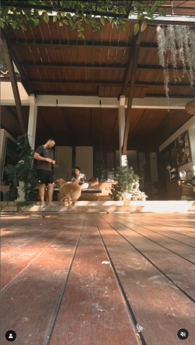 Spot yang dibagikan Dita Karang kepada penggemar juga digunakan kakaknya Kirana bersantai sambil menimang anak pertamanya. Sedangkan sang suami terlihat bersama anjing peliharaan keluarga mereka. Foto: Instagram