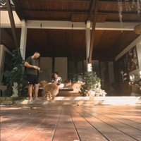 Spot yang dibagikan Dita Karang kepada penggemar juga digunakan kakaknya Kirana bersantai sambil menimang anak pertamanya. Sedangkan sang suami terlihat bersama anjing peliharaan keluarga mereka. Foto: Instagram