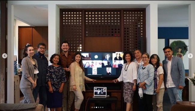 Dan inilah penampakan dalam rumah Dita Karang. Foto ini dibagikan saat sang kakak dilamar pacarnya pada 2021. Dita terhubung lewat panggilan video call dan terlihat di layar televisi. Foto: Instagram