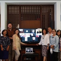 Dan inilah penampakan dalam rumah Dita Karang. Foto ini dibagikan saat sang kakak dilamar pacarnya pada 2021. Dita terhubung lewat panggilan video call dan terlihat di layar televisi. Foto: Instagram