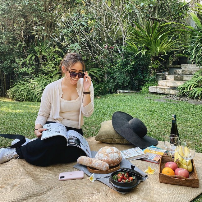 Keluarga Dita Karang memiliki halaman belakang yang luas dan cocok dipakai piknik. Seperti diketahui Dita memiliki darah bangsawan kerajaan Bali dari sang ayah. Tak heran jika keluarga Dita Karang menghuni rumah mewah. Foto: Instagram