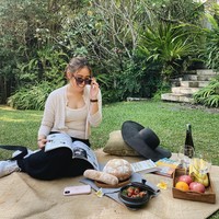 Keluarga Dita Karang memiliki halaman belakang yang luas dan cocok dipakai piknik. Seperti diketahui Dita memiliki darah bangsawan kerajaan Bali dari sang ayah. Tak heran jika keluarga Dita Karang menghuni rumah mewah. Foto: Instagram