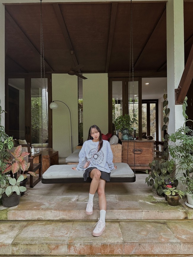 Dita Karang belum lama pulang ke Indonesia. Personel SECRET NUMBER itu pun membagikan fotonya saat duduk di salah satu spot ternyaman di rumahnya. Foto: Instagram