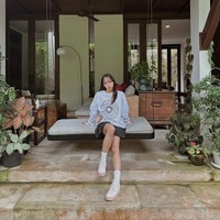 Dita Karang belum lama pulang ke Indonesia. Personel SECRET NUMBER itu pun membagikan fotonya saat duduk di salah satu spot ternyaman di rumahnya. Foto: Instagram