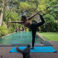 Sang kakak, Kirana Karang yang menetap di Yogyakarta kerap membagikan foto rumah keluarganya di Instagram. Seperti saat yoga di dekat kolam renang ditemani anabul. Foto: Instagram