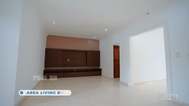 Inilah penampakan ruangan yang akan menjadi kamar tidur utama buat Fuji. Luas banget! (Foto: YouTube Fuji an)