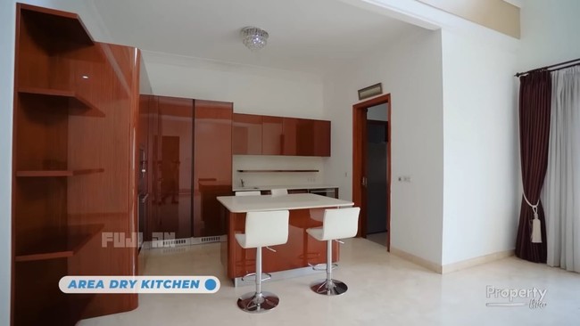 Dapur dilengkapi interior minimalis dengan aksen merah. Sebuah island atau meja tengah hadir dengan konsep meja bar. (Foto: YouTube Fuji an)