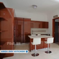 Dapur dilengkapi interior minimalis dengan aksen merah. Sebuah island atau meja tengah hadir dengan konsep meja bar. (Foto: YouTube Fuji an)