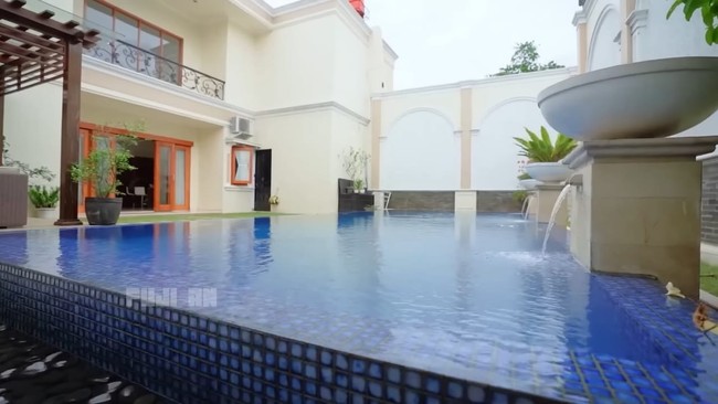 Bukan rumah mewah namanya bila tanpa kolam renang. Di rumah Fuji, kolam renang dihiasi air mancur bernuansa mediterania. (Foto: YouTube Fuji an)