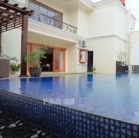 Bukan rumah mewah namanya bila tanpa kolam renang. Di rumah Fuji, kolam renang dihiasi air mancur bernuansa mediterania. (Foto: YouTube Fuji an)