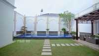 Rumah baru Fuji mempunyai halaman belakang luas dan lengkap dengan kolam renang. Foto: YouTube Fuji an