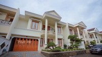Ini penampakan depan rumah baru Fuji di kawasan Cilandak, Jakarta Selatan dan harganya ditaksir sekitar Rp 13 miliar. Foto: YouTube Fuji an