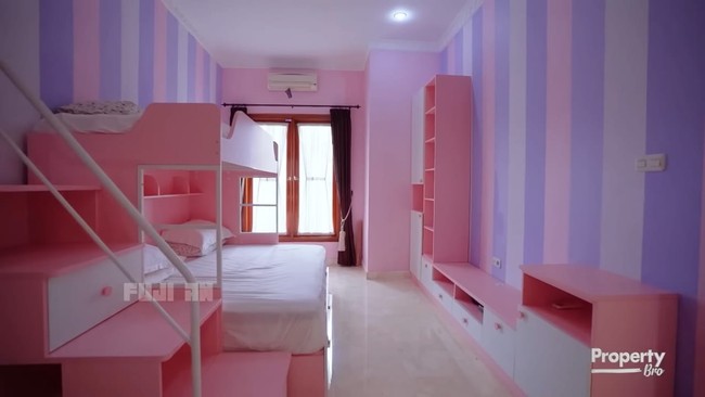 Fuji juga sudah menyiapkan sebuah kamar buat keponakan kesayangannya, Gala Sky. Lewat sebuah unggahan di Instagram, Fuji mengungkap bahwa rumah ini juga didedikasikan buat almarhum kakaknya dan sang istri. Dan buat dapebi kavanes, ini impian kalian kak, punya rumah yang bagus buat gala biar gala bisa larian dirumah, bisa berenang, bisa lakuin apa aja sebebasnya, makasih udah ngajarin uti buat menjadi manusia yg kuat dan pekerja keras, tulis perempuan 20 tahun ini. (Foto: YouTube Fuji an)