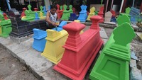 Selain itu pengecatan makan ini juga dilakukan sebagai persiapan warga dalam menyambut tradisi sadranan.