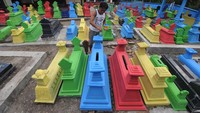 Pengecatan tersebut untuk menghilangkan kesan suasana menyeramkan pada tempat pemakaman.