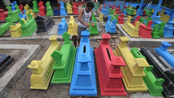 Warga mengecat batu nisan di tempat pemakaman umum Jetis, Bakungan, Karangdowo, Klaten, Jawa Tengah, Selasa (7/3/2023). Pengecatan tersebiut untuk menghilangkan kesan suasana menyeramkan pada tempat pemakaman dan sebagai persiapan warga dalam menyambut tradisi sadranan. ANTARA FOTO/Aloysius Jarot Nugroho/tom.