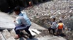 Tumpukkan Sampah di Pintu Air Demangan Lama Solo Dibersihkan