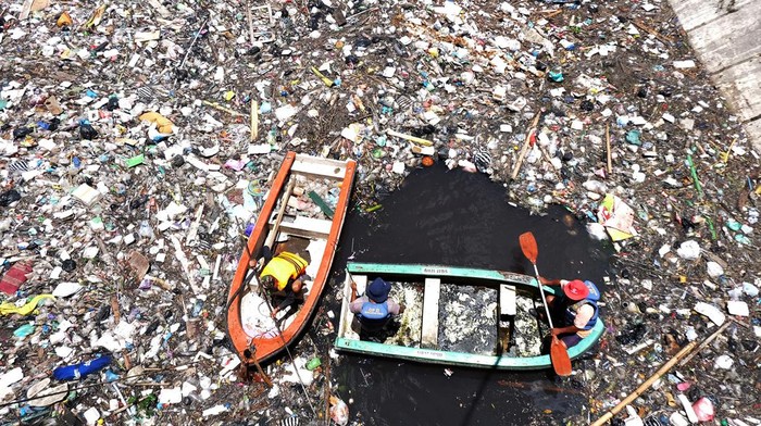 Sampah di Pintu Air Demangan Lama Solo Sejumlah petugas membersihkan sampah rumah tangga yang menumpuk di pintu air Demangan Lama, Solo, Jawa Tengah, Selasa (7/3/2023). Selain untuk menjaga kebersihan dan kelancaraan laju air di Sungai Bengawan Solo, kegiatan tersebut juga sebagai edukasi agar masyarakat tidak buang sampah di sungai dan antisipasi terjadinya bencana banjir.ANTARA FOTO/Maulana Surya/YU
