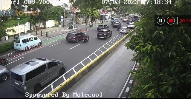 Screenshot CCTV menunjukkan kondisi lalu lintas di sejumlah ruas jalan di Jakarta pada Selasa (7/3/2023) via Molecool