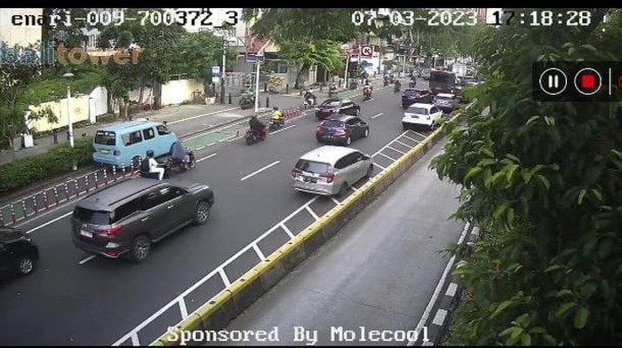 Screenshot CCTV menunjukkan kondisi lalu lintas di sejumlah ruas jalan di Jakarta pada Selasa (7/3/2023) via Molecool